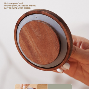 600ml Premium Borosilicate Glass jar lid with a visible embedded silicone sealing ring and natural acacia wood grain